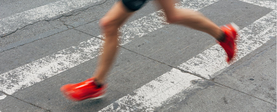 Un coureur dans la rue.