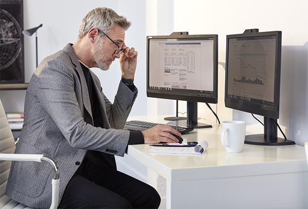 Un homme consulte son compte RBC Placements en Direct à son ordinateur.