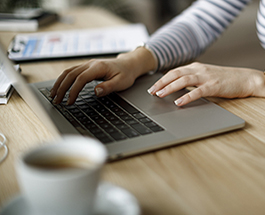 Une femme travaillant sur son ordinateur portable.