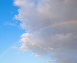 Arc-en-ciel visible à travers les nuages.