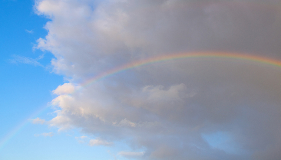 Arc-en-ciel visible à travers les nuages.