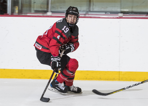 Photograph of Brianne Jenner playing ice hockey